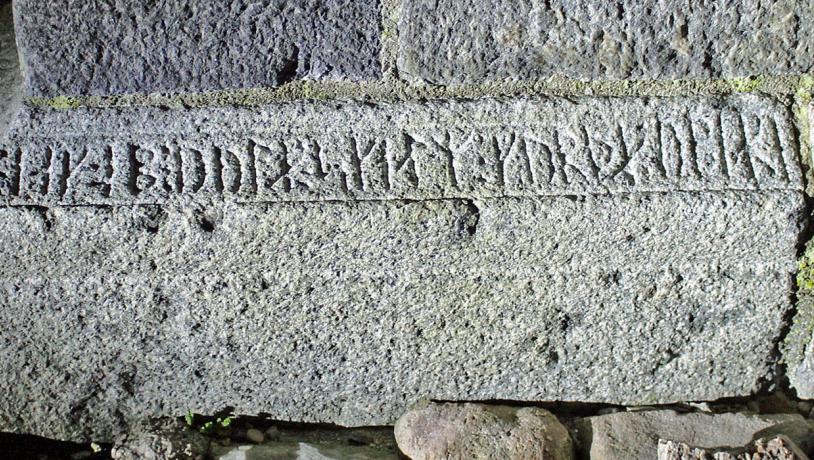 Søndbjerg Kirke - runeskrift tavle