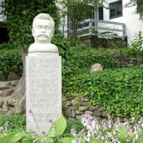 Buste af Thøger Larsen